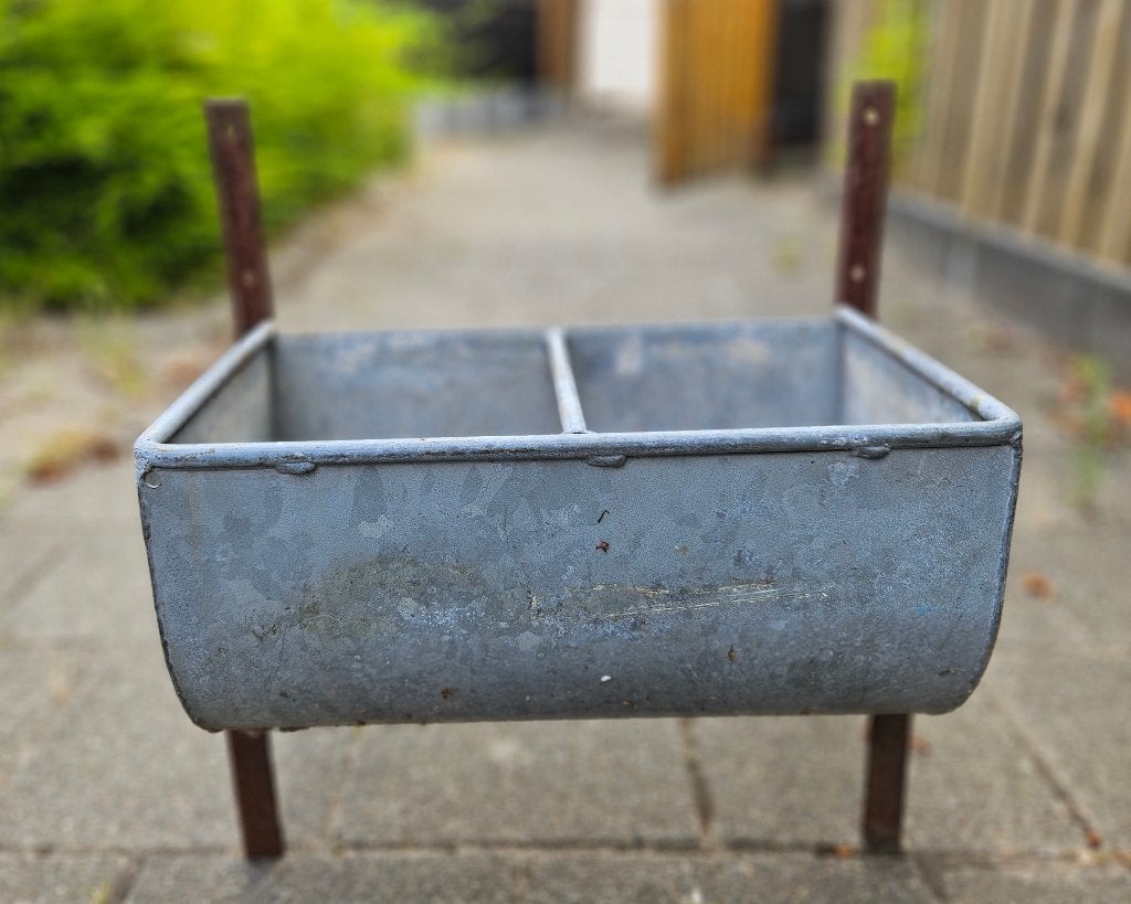 Robuuste zinken trog, Ophalen