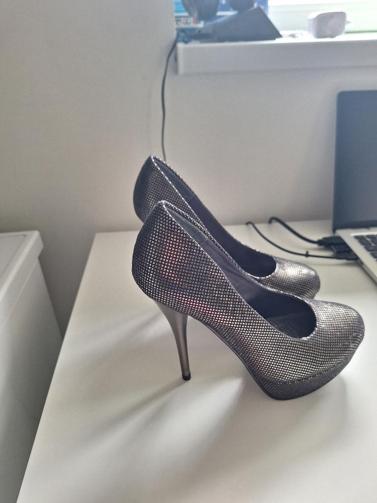 Zilveren pumps maat 38, Pumps, Ophalen of Verzenden, Zo goed als nieuw, Grijs