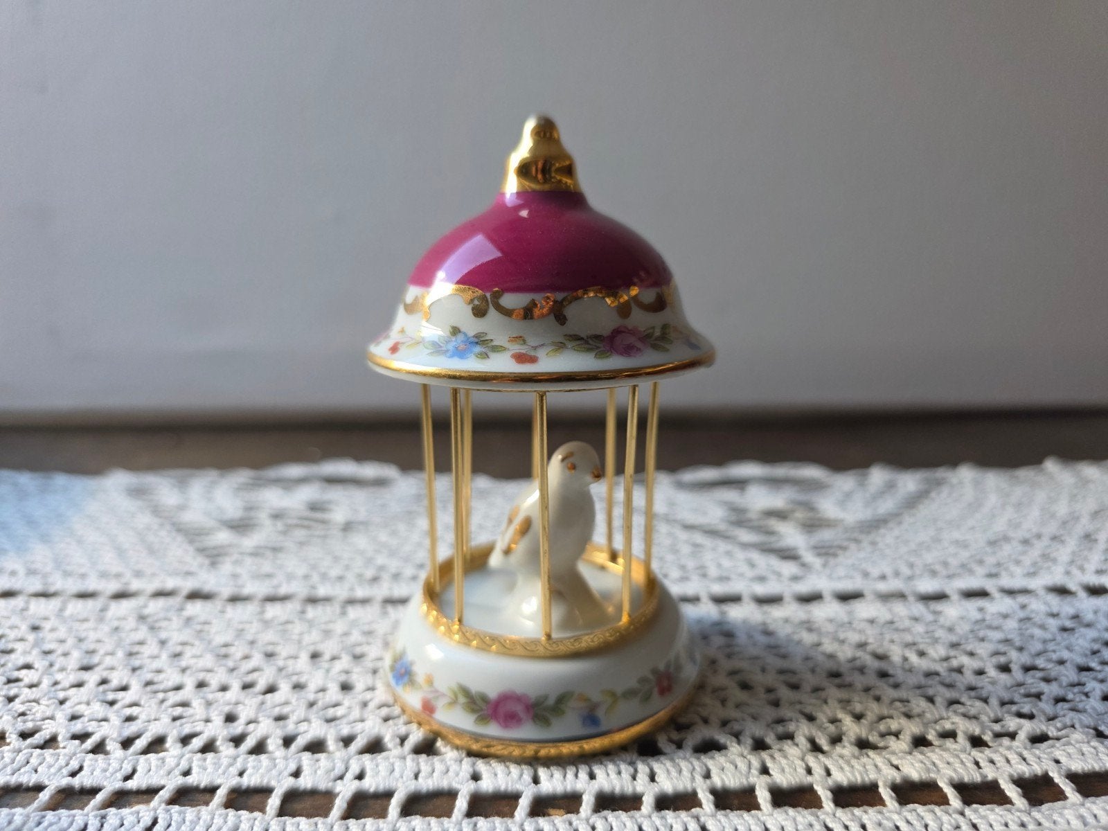 Vintage Limoges kooi met vogeltje, Ophalen of Verzenden, Zo goed als nieuw, Porselein, Kop en/of schotel