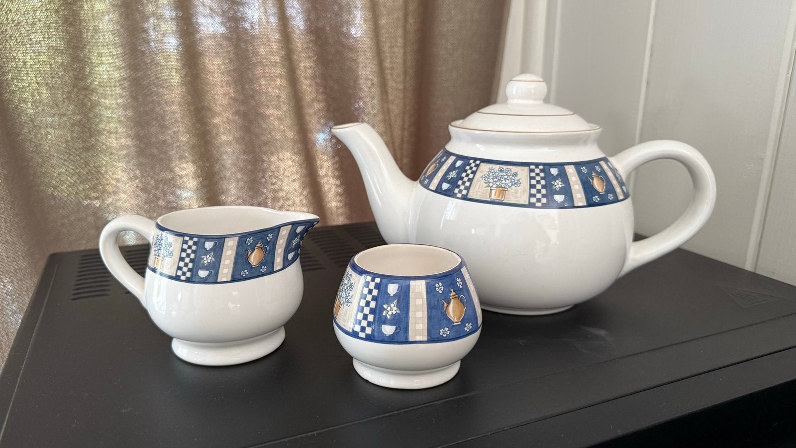 Vintage theepot met melkkan en suikerpotje, Gebruikt, Keramiek, Vintage, Ophalen of Verzenden