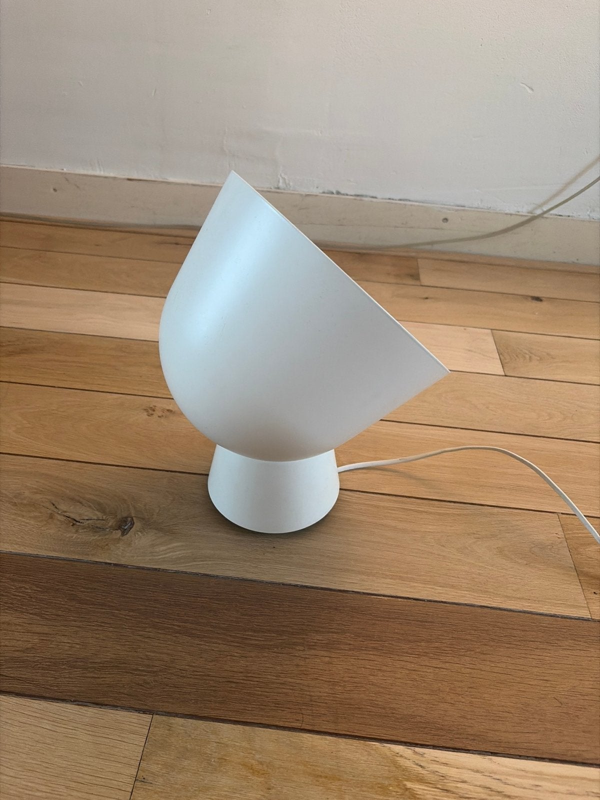 Ikea PS lamp wit Ola Wihlborg klein model, Huis en Inrichting, Lampen | Tafellampen, Kunststof, Overige merken, Wit, Met stekker