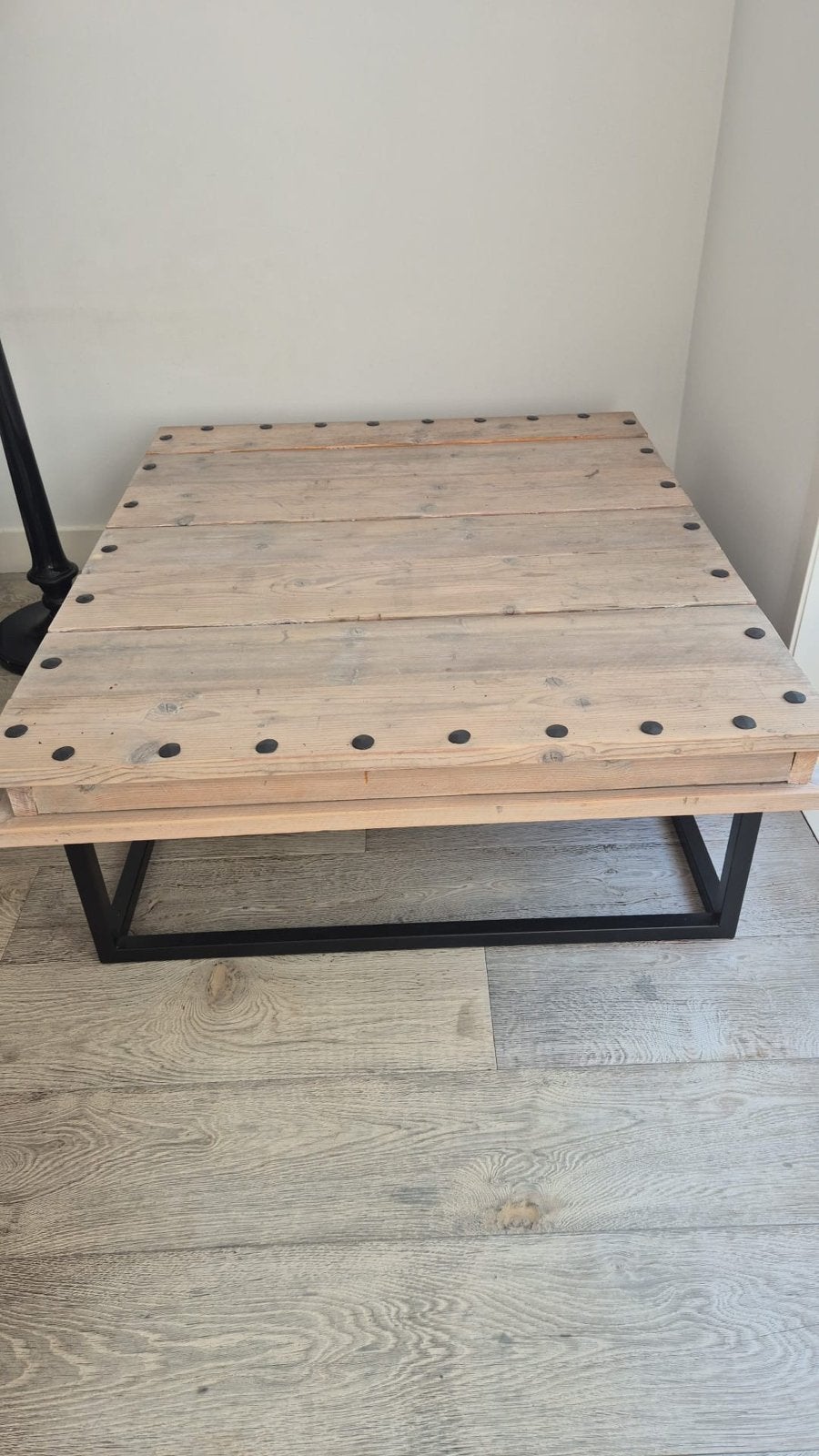 Robuuste salontafel van hout en metaal, Huis en Inrichting, Tafels | Salontafels, Ophalen, Gebruikt, Vierkant, 50 tot 100 cm