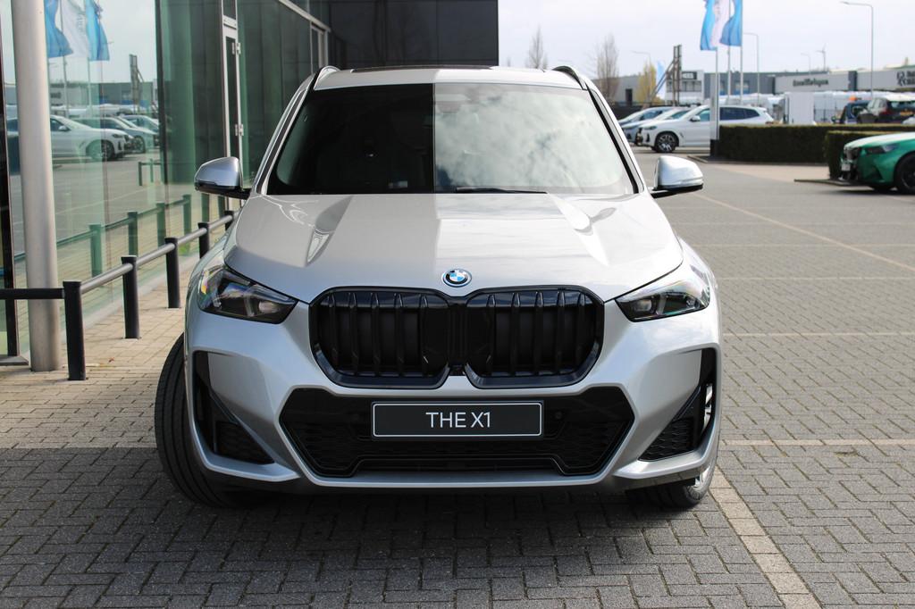 BMW X1 xDrive25e M Sport Automaat / Panoramadak / Trekhaak /, Stoelverwarming, Zwart, Bedrijf, Hybride Elektrisch/Benzine
