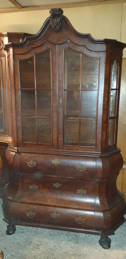 Barok buikkast met vitrine, Ophalen