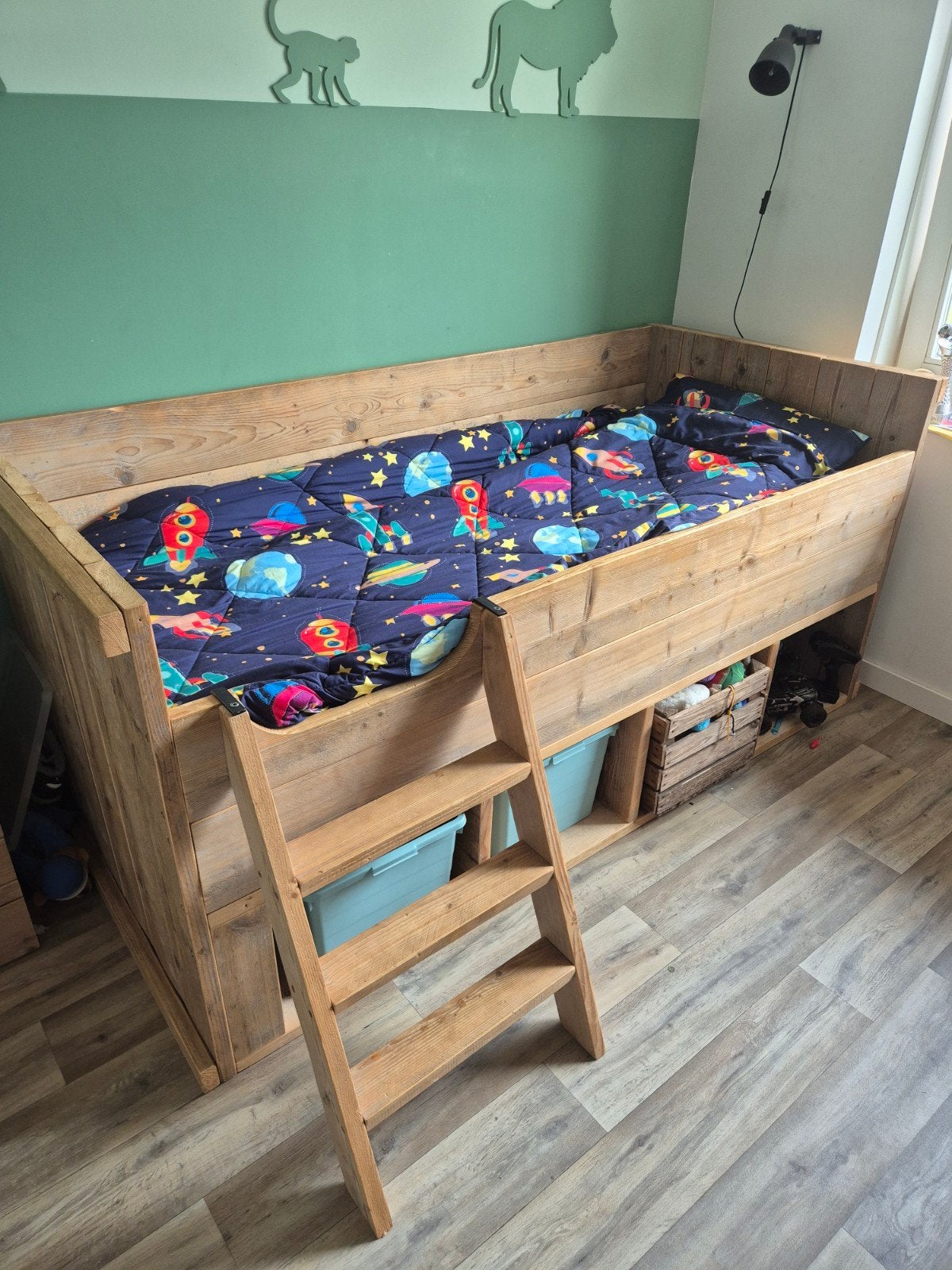 bed, kast en kist van steugerhout, Ophalen, Hoogslaper