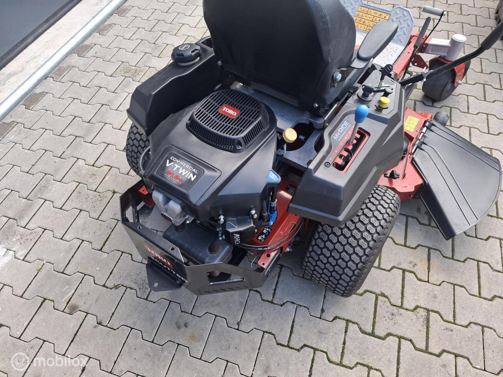 Foto 4 van Gebruikte Toro MR5075T zero turn zitmaaier 2 cilinder 127cm