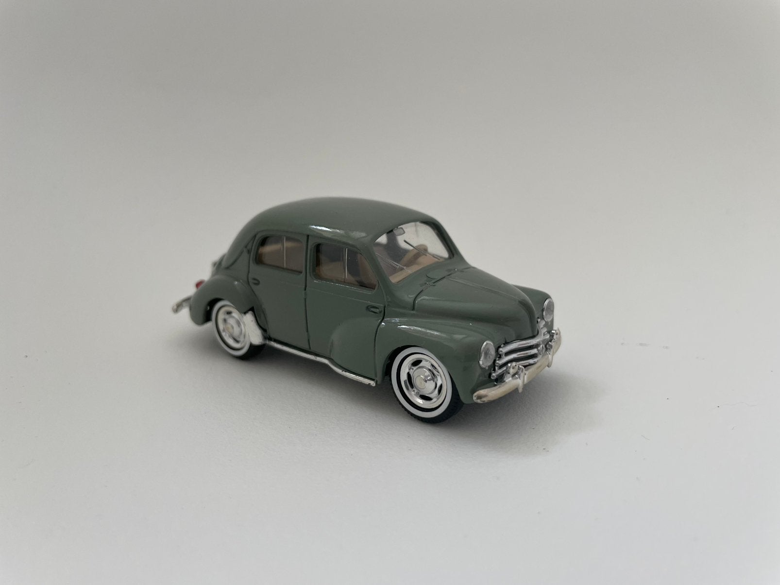 model Renault 4 CV, 4CV grijsgroen taupe, 1/43 Solido, Hobby en Vrije tijd, Modelauto's | 1:43, Ophalen of Verzenden, Gebruikt