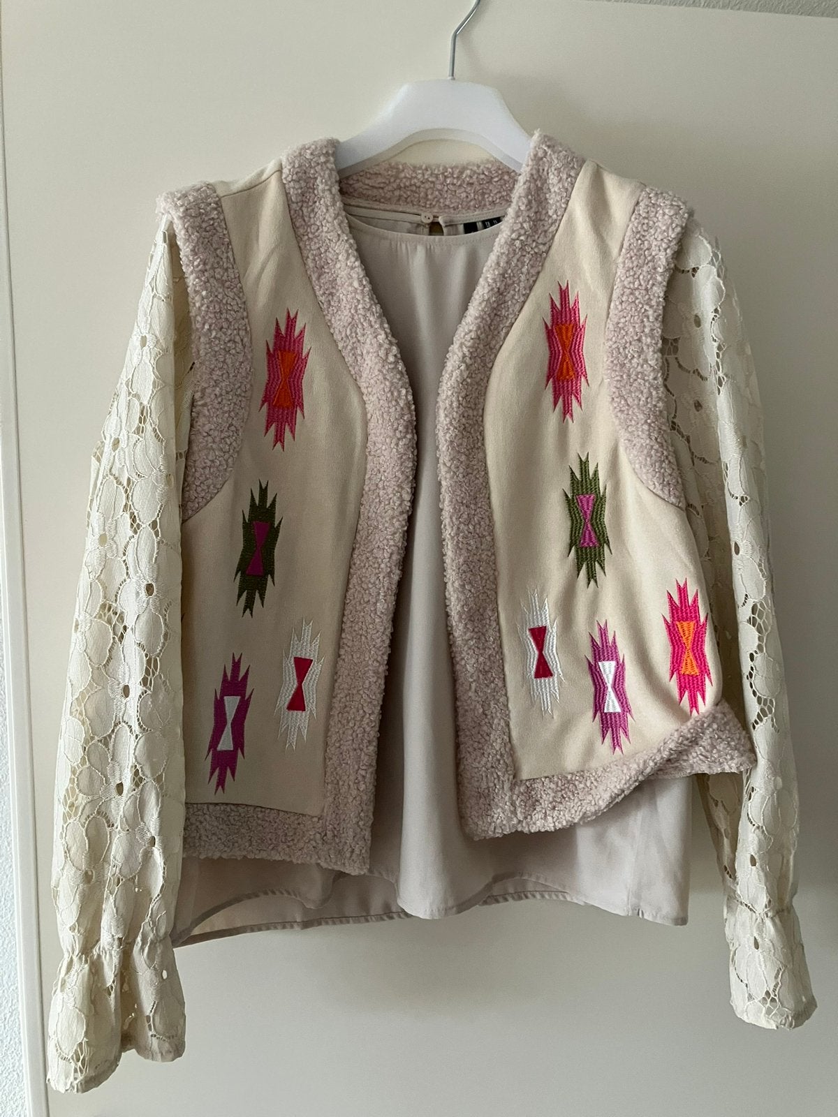 Blouse met gilet mt L, Ophalen of Verzenden, Zo goed als nieuw, Maat 42/44 (L), Beige