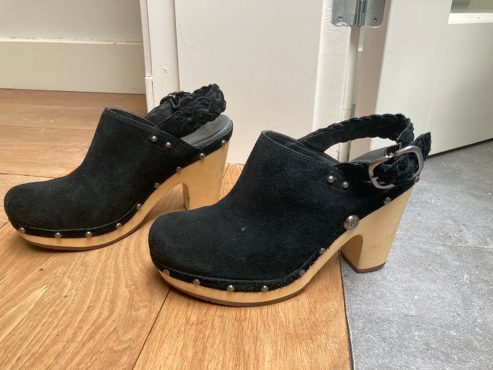 UGG Zwarte Suède Klompen met Houten Hakken, Kleding | Dames, Schoenen, Zo goed als nieuw, Schoenen met hoge hakken, Zwart, Ophalen of Verzenden