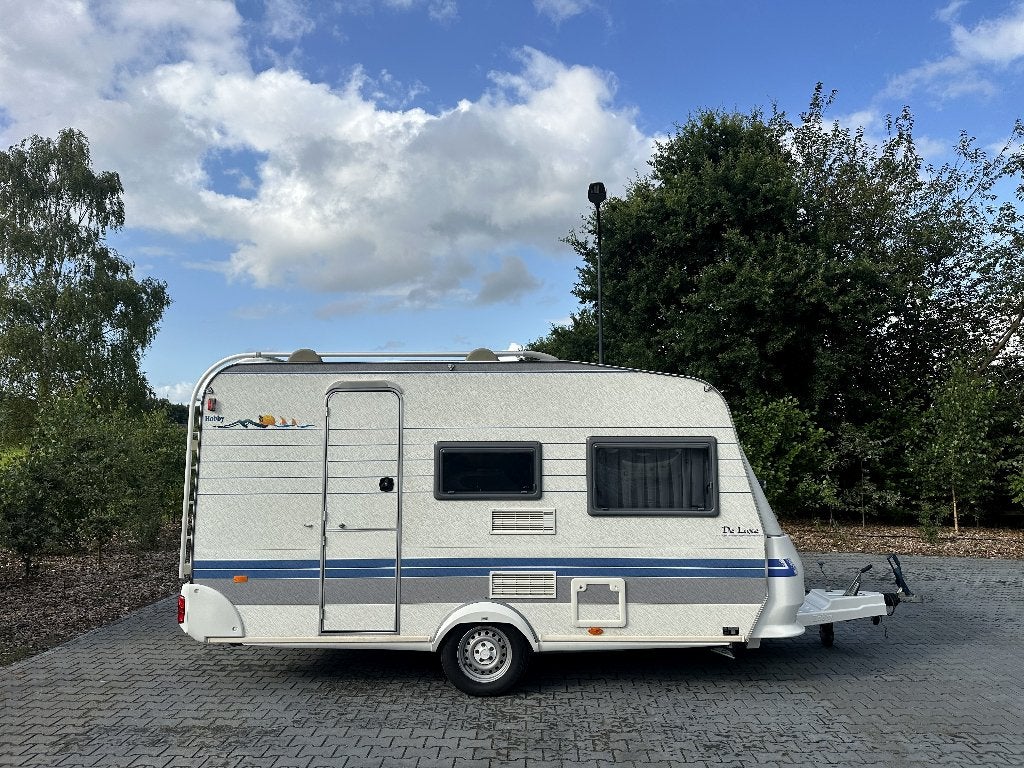 Prachtige Hobby De Luxe 400KB, met stapelbed, voortent, Caravans en Kamperen, Standaardzit, Stapelbed, Hobby, 750 - 1000 kg