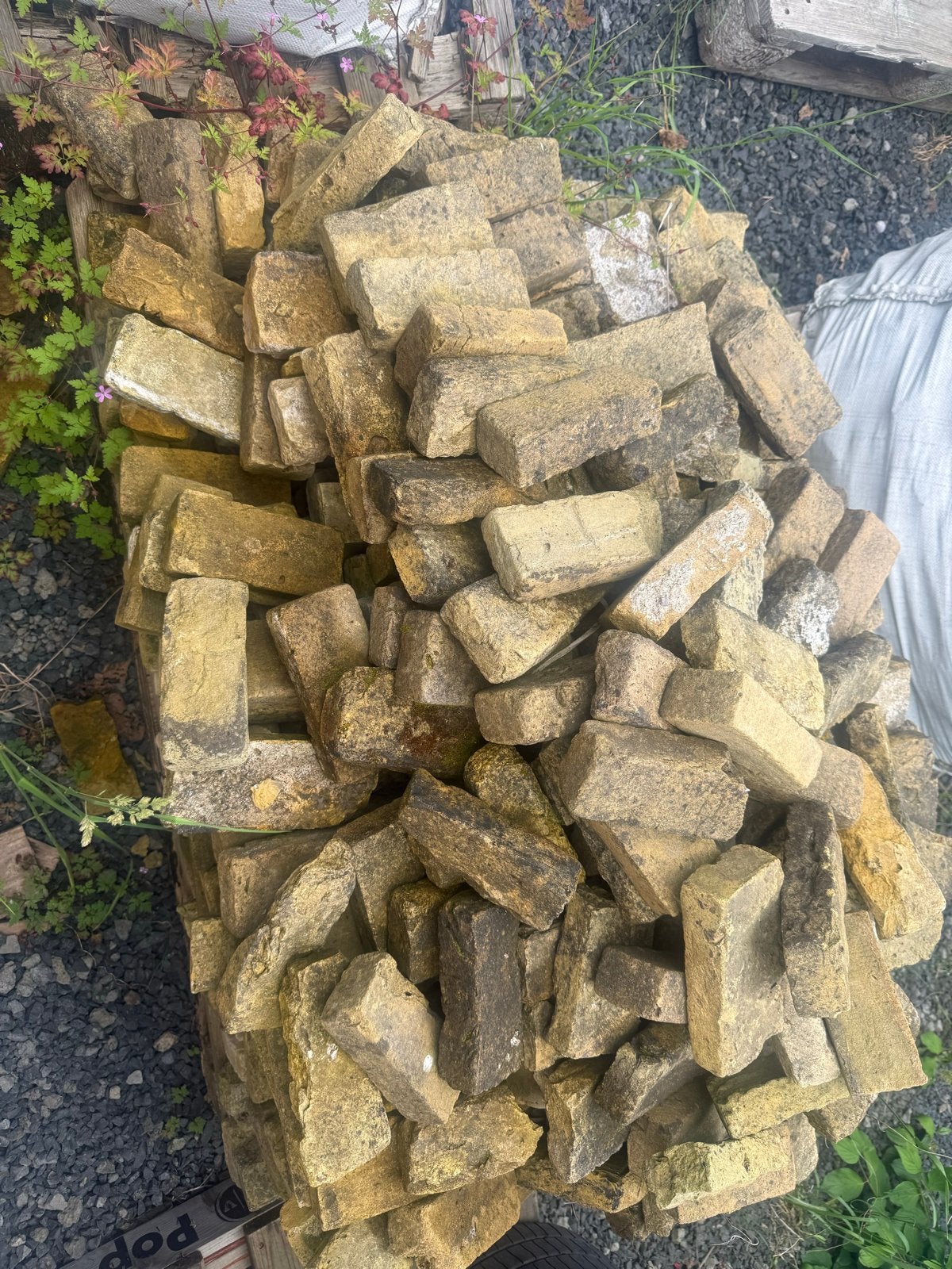 ongeveer 2 kuub boeren geeltjes, Ophalen, Gebruikt, Bakstenen