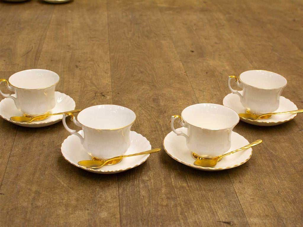 12 delig Royal albert kop en schotel 29329, Gebruikt, Ophalen of Verzenden, Bord(en), Wedgwood
