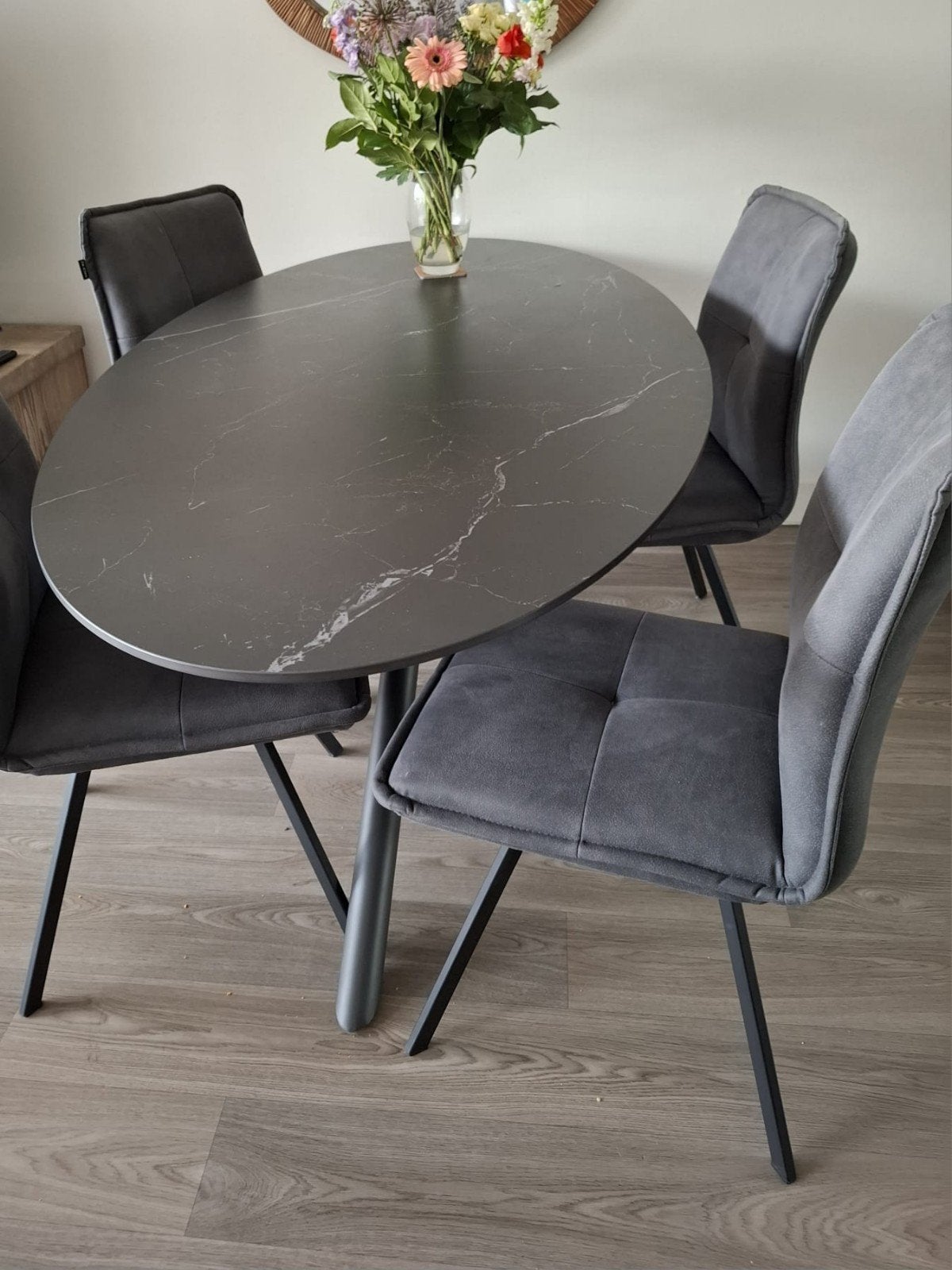 4 moderne grijze eetkamerstoelen in een koop, Huis en Inrichting, Tafels | Eettafels, Ophalen, Overige materialen, Gebruikt, Vierkant