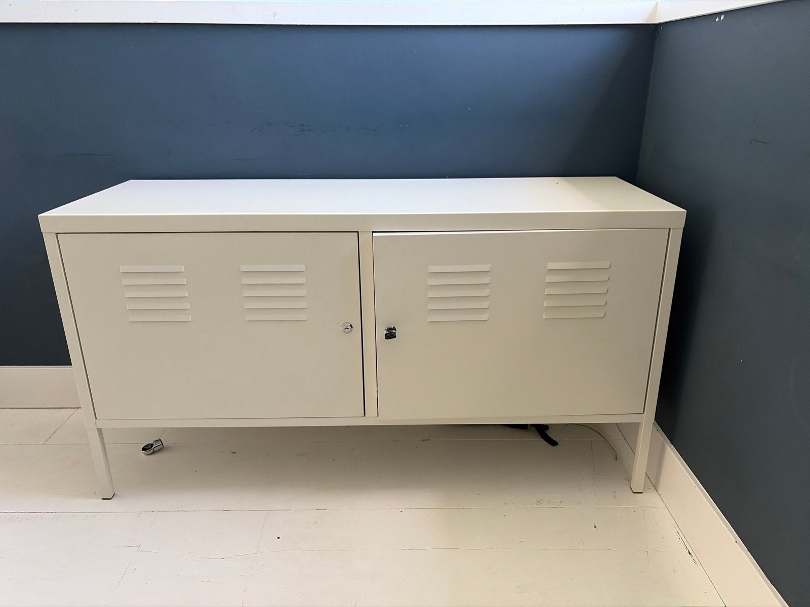 Wit metalen dressoir met 2 deuren ikea Gratis, Ophalen, Gebruikt