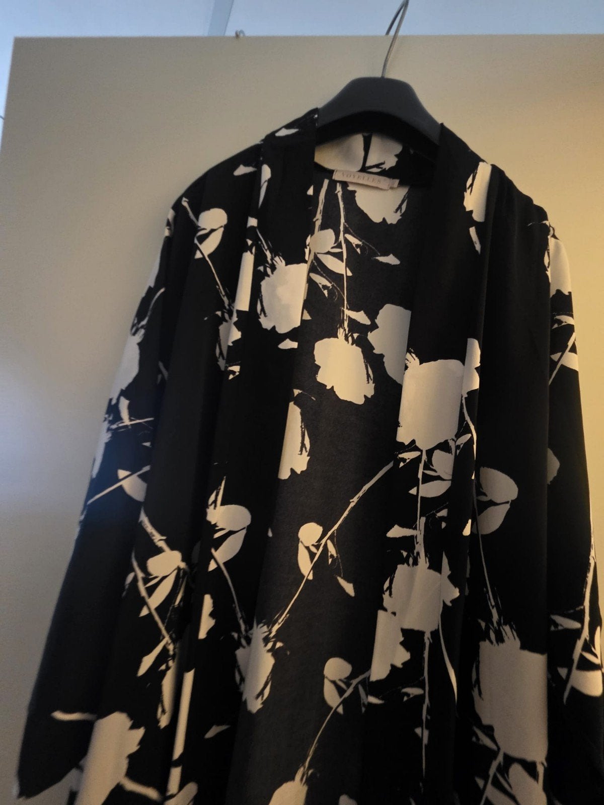 Zwarte kimono met witte bloemenprint - Voyelles, Zwart, Maat 42/44 (L), Nieuw, Ophalen of Verzenden