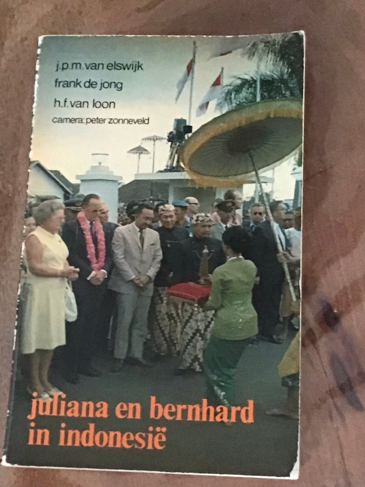 Juliana en Bernhard in Indonesië - Staatsbezoek, Ophalen of Verzenden, 20e eeuw of later, Gelezen, Azië
