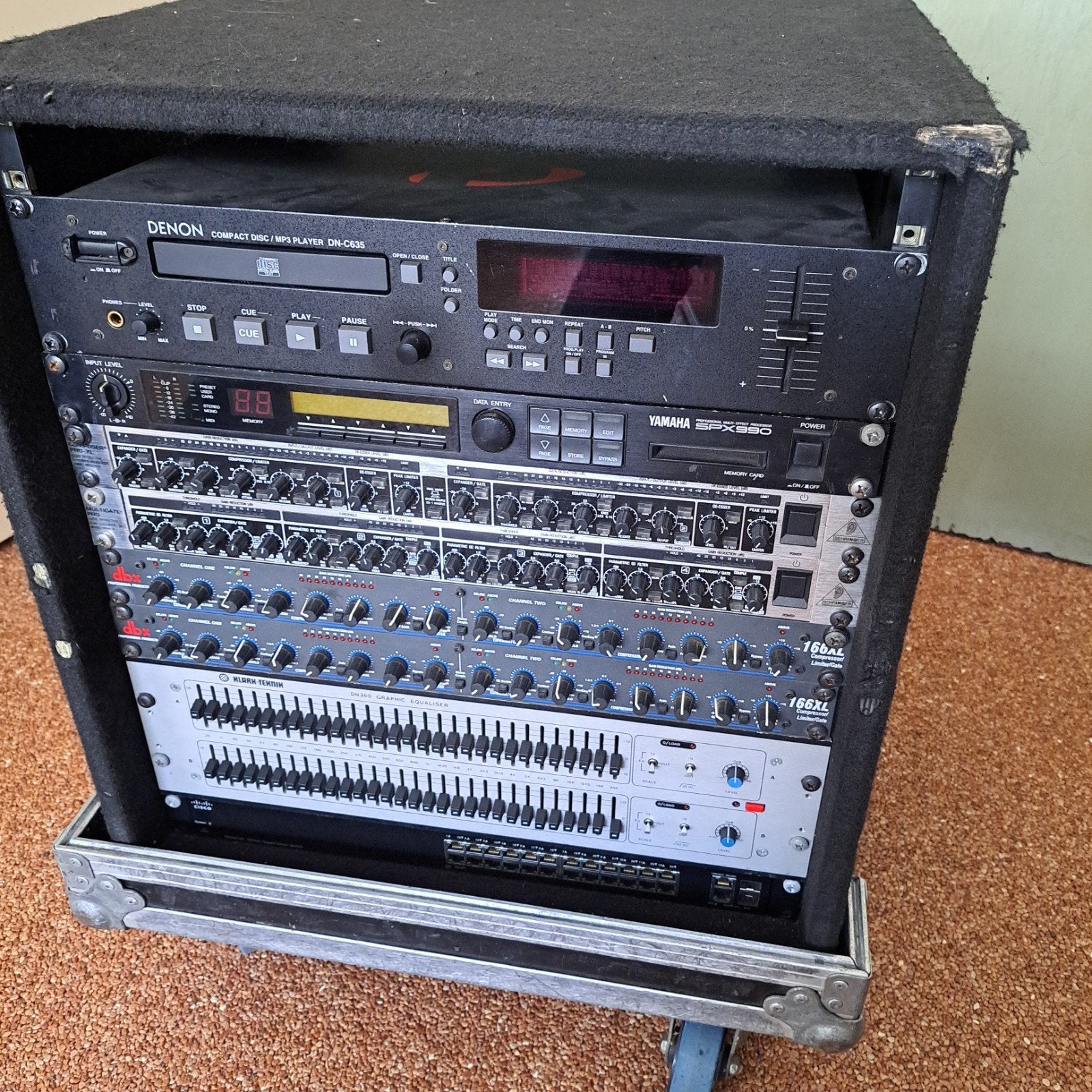 Flightcase met audio apparatuur en NIEUWE multikabel, Muziek en Instrumenten, Ophalen, Gebruikt, 20 kanalen of meer