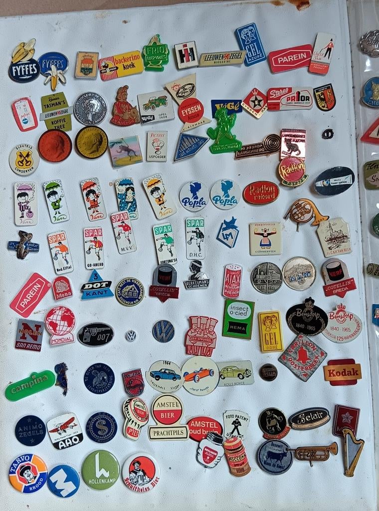 Boek vol Speldjes, Verzamelen, Speldjes, Pins en Buttons, Ophalen of Verzenden, Gebruikt, Overige onderwerpen