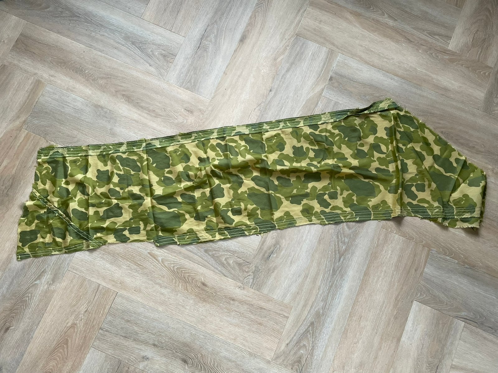 WW2 Amerikaanse stuk parachute stof / sjaal, Ophalen of Verzenden, Landmacht, Amerika, Kleding of Schoenen