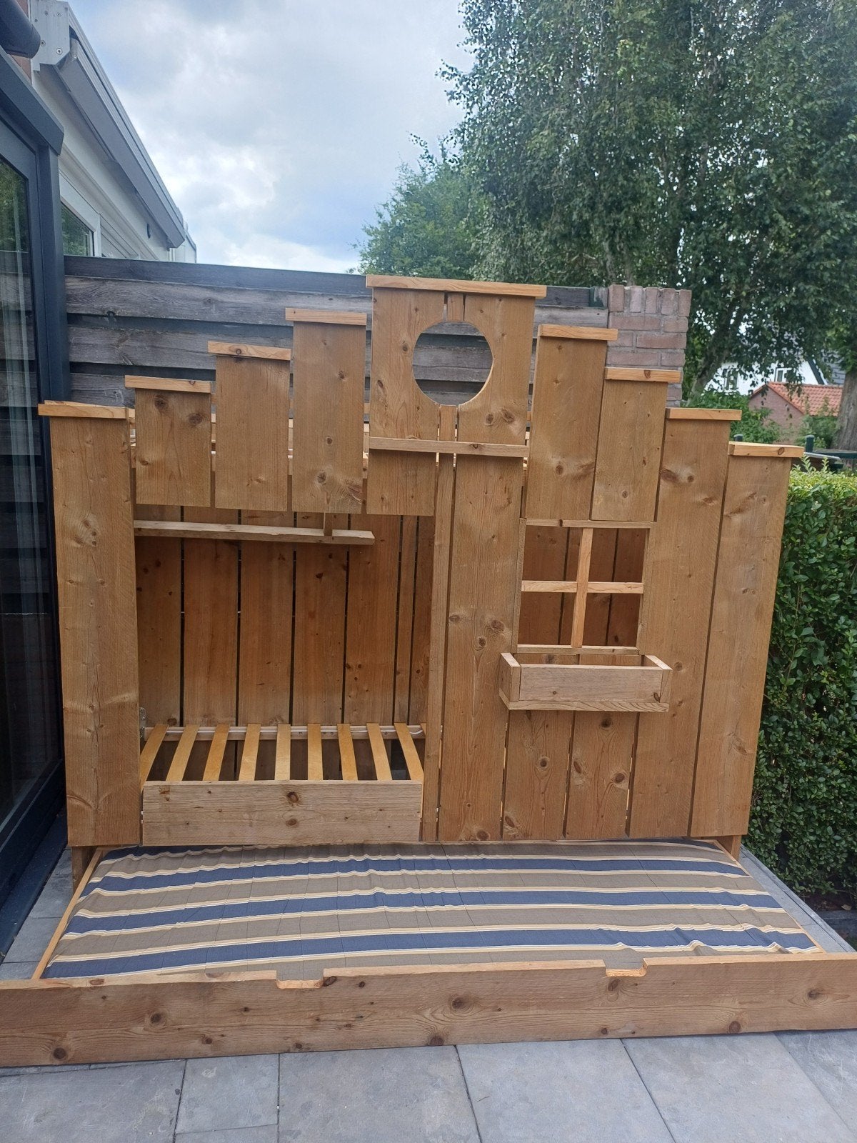 Uniek handgemaakt houten kinderbed met speelhuis, Ophalen, Gebruikt