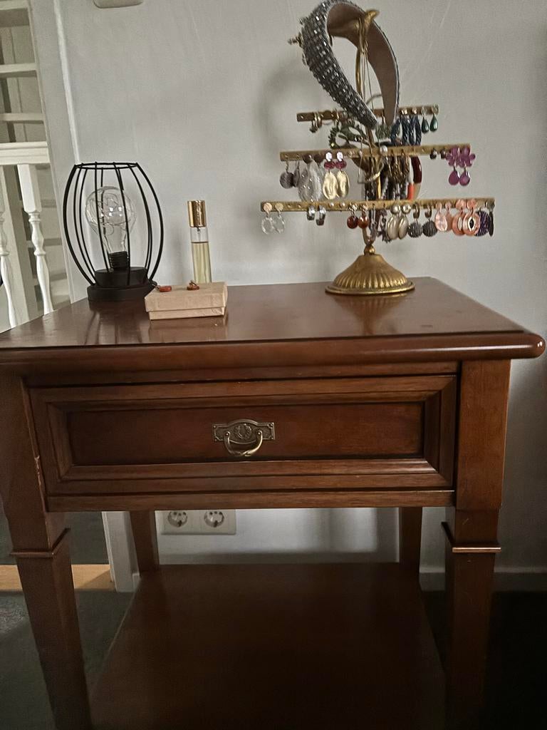 Set van 2 kersenhouten nachtkastjes met bronzen accenten, Huis en Inrichting, Slaapkamer | Nachtkastjes, Ophalen, Gebruikt, 55 tot 70 cm