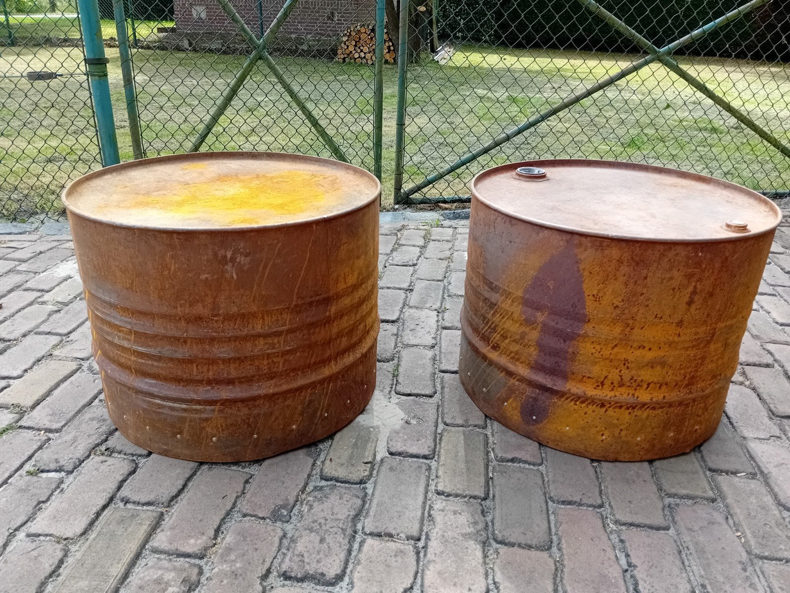 2x tafel tonnen ijzer met wieltjes, Ophalen