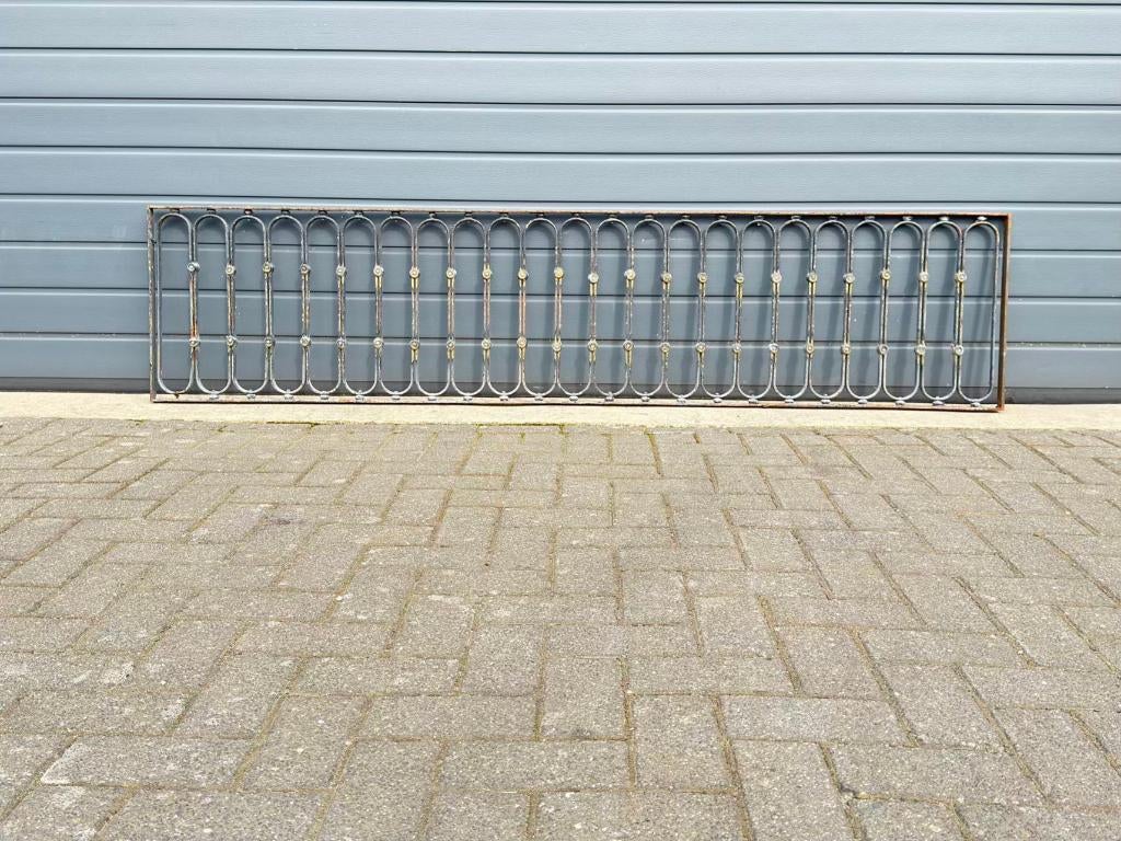 Antiek laag smeedijzeren hekwerk met gebogen spijlen, Tuin en Terras, Tuinhekken en Hekwerk, Ophalen of Verzenden, Gebruikt, IJzer