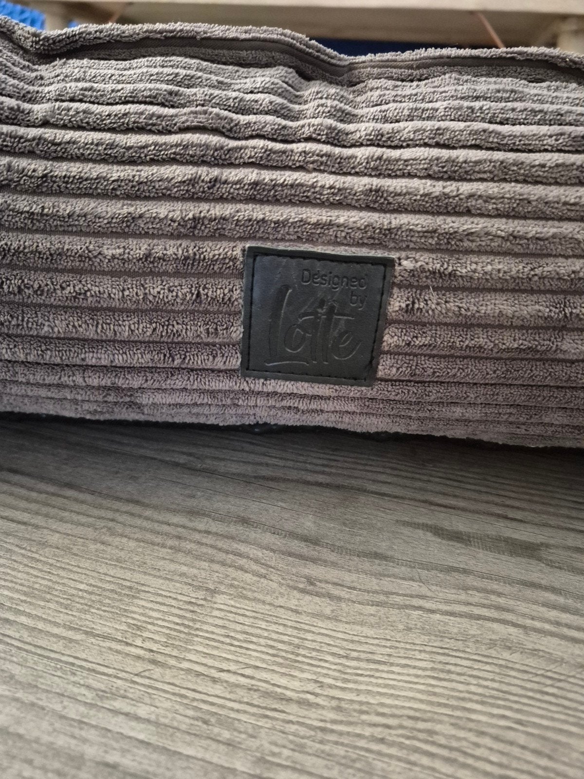 Ligmand Ribbed met Rits - Bruin - 65x60x20cm

Designed By Lo, Dieren en Toebehoren, Ophalen, Zo goed als nieuw