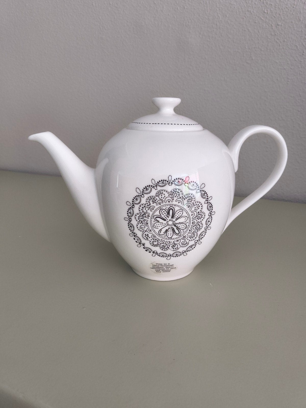 Riverdale Theepot - Wit met Zwart Mandala Design, Huis en Inrichting, Keuken | Servies, Overige typen, Ophalen of Verzenden, Zo goed als nieuw