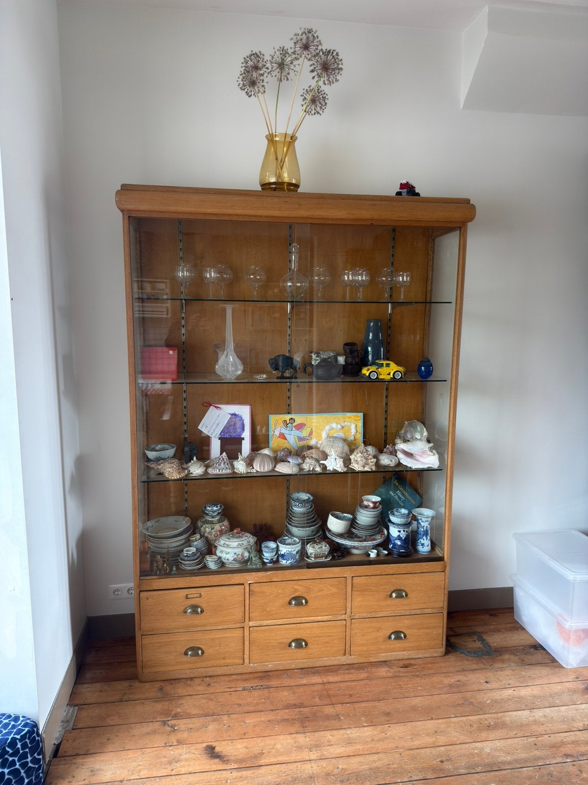Vintage winkel vitrine, Huis en Inrichting, Kasten | Vitrinekasten, Zo goed als nieuw, Minder dan 100 cm, 25 tot 50 cm, 50 tot 100 cm