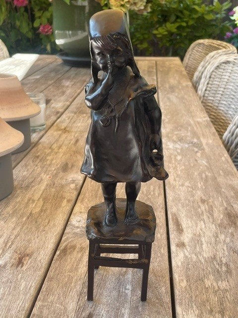 Schitterend Massief Bronzen Beeld – Meisje op Stoel, Verzamelen, Beelden en Beeldjes, Ophalen, Zo goed als nieuw, Mens