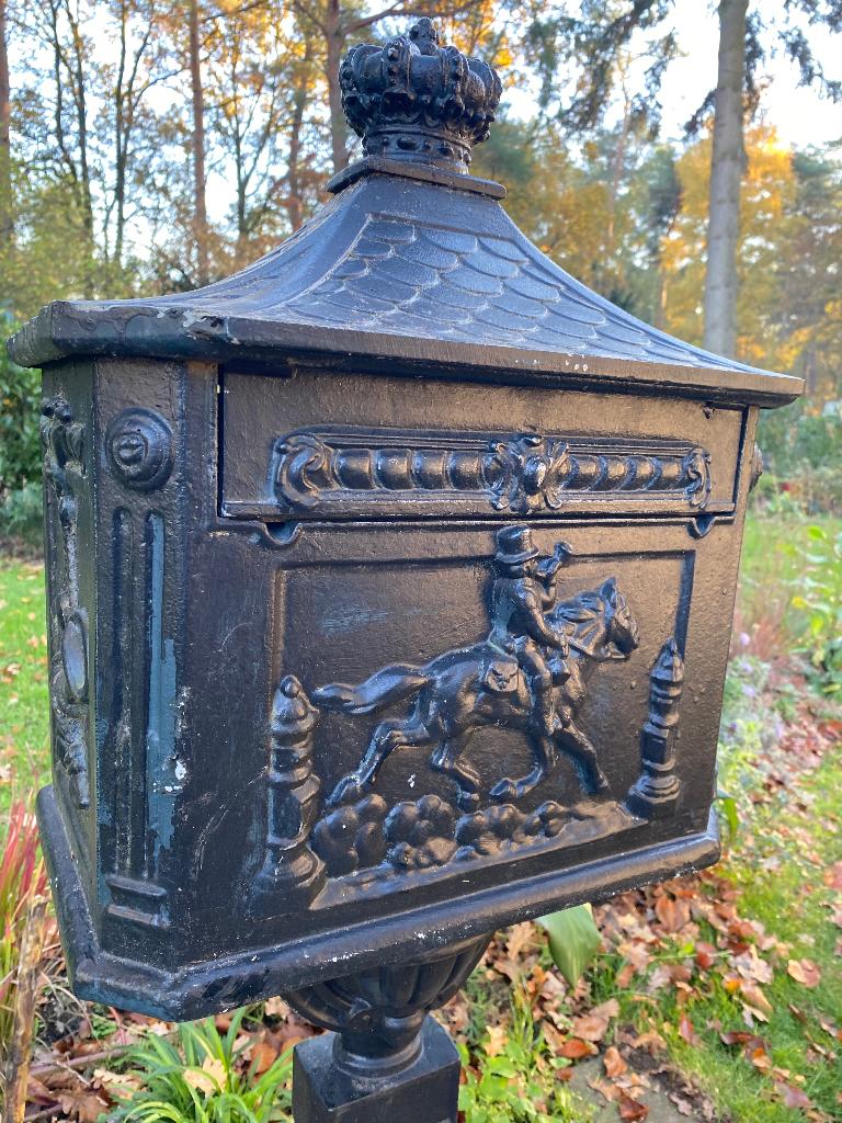 Klassieke gietijzeren brievenbus paard en ruiter, Tuin en Terras, Brievenbussen, Ophalen, Gebruikt, IJzer, Staande brievenbus