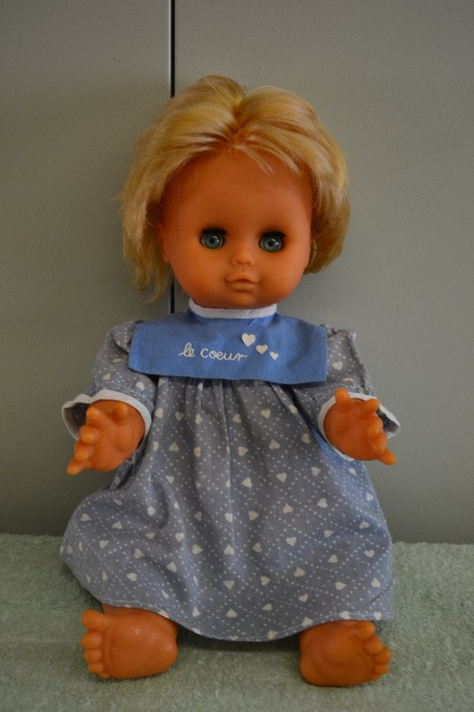 Mooie kleuter pop met originele kleding NR 4147, Ophalen of Verzenden, Zo goed als nieuw, Pop