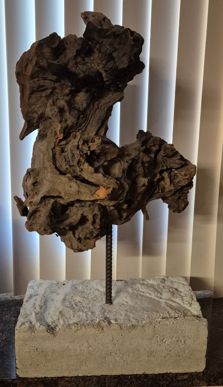 Abstracte sculptuur van drijfhout op betonnen sokkel, Ophalen, 50 - 100 cm, Beeld, Bruin