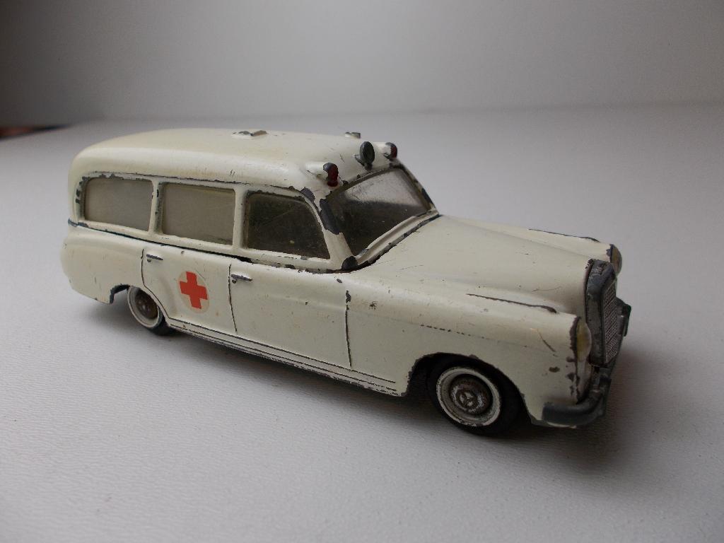 1963 Tekno Denmark 730 MERCEDES-BENZ 220-S AMBULANCE i.g.st., Hobby en Vrije tijd, Modelauto's | 1:43, Ophalen of Verzenden, Zo goed als nieuw