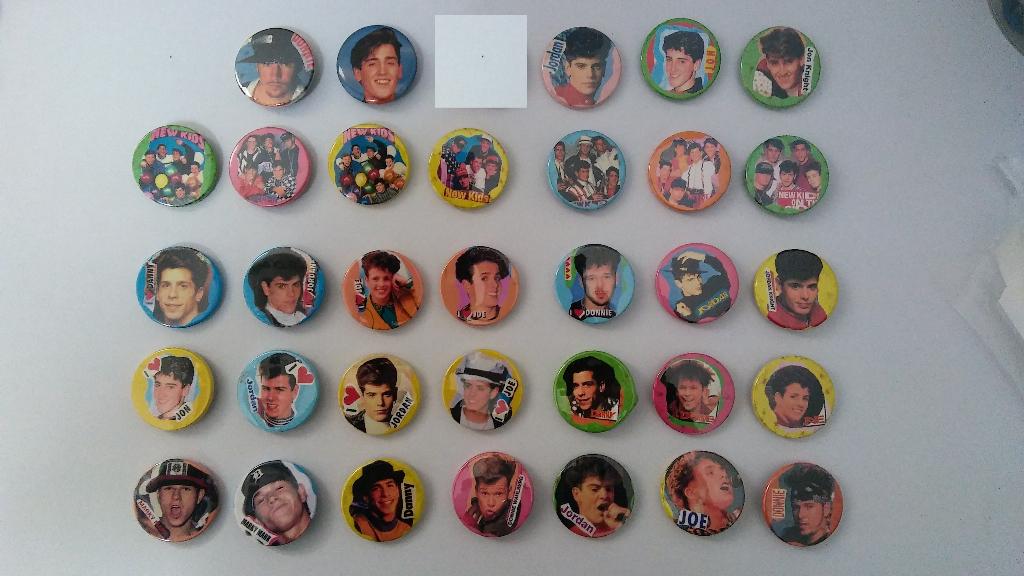 New Kids on the Block NKOTB boyband groep buttons set, Verzamelen, Muziek, Artiesten en Beroemdheden, Verzenden, Gebruikt, Overige typen