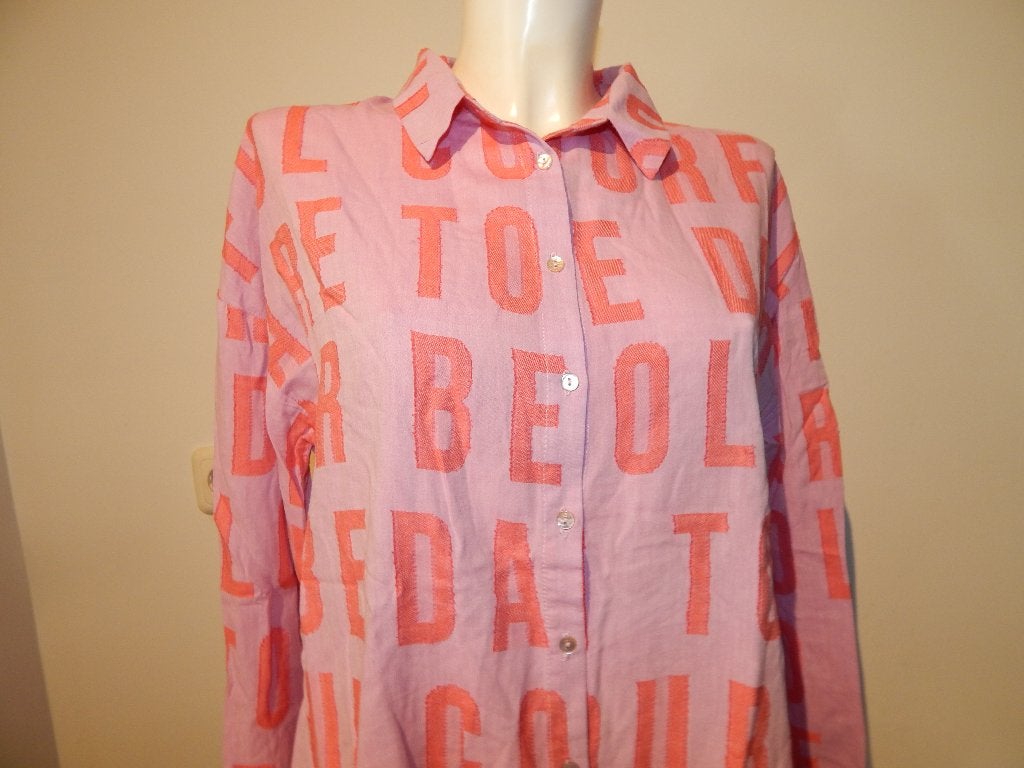POM Amsterdam roze blouse in tekst print fel roze M, Kleding | Dames, Maat 38/40 (M), Verzenden, Zo goed als nieuw, Roze