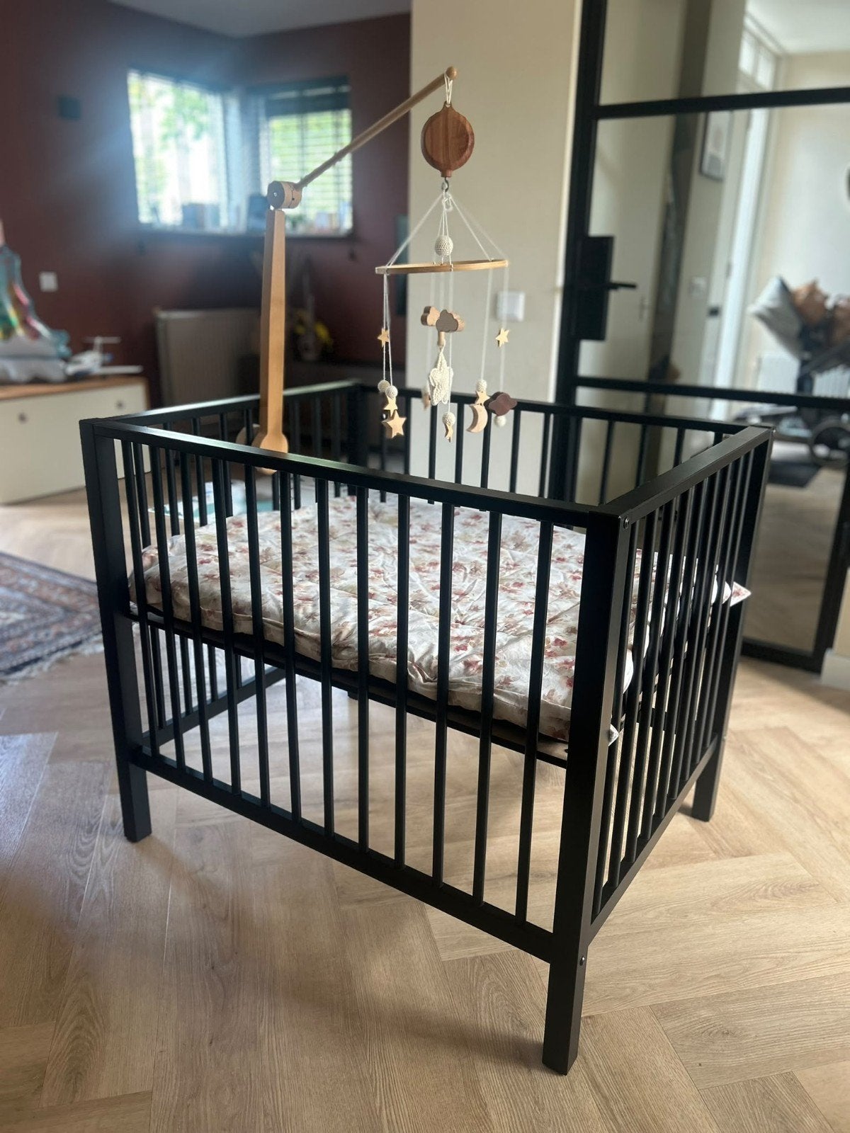 Zwarte vierkante box met matras en hoeslaken, Ophalen, Zo goed als nieuw, Vierkant, In hoogte verstelbaar