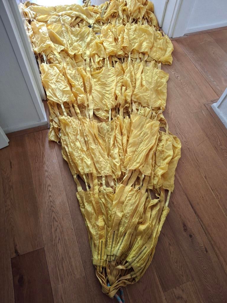 Gele rem parachute 5 meter doorsnee, Verzamelen, Militaria | Algemeen, Ophalen, Landmacht, Nederland, Overige typen