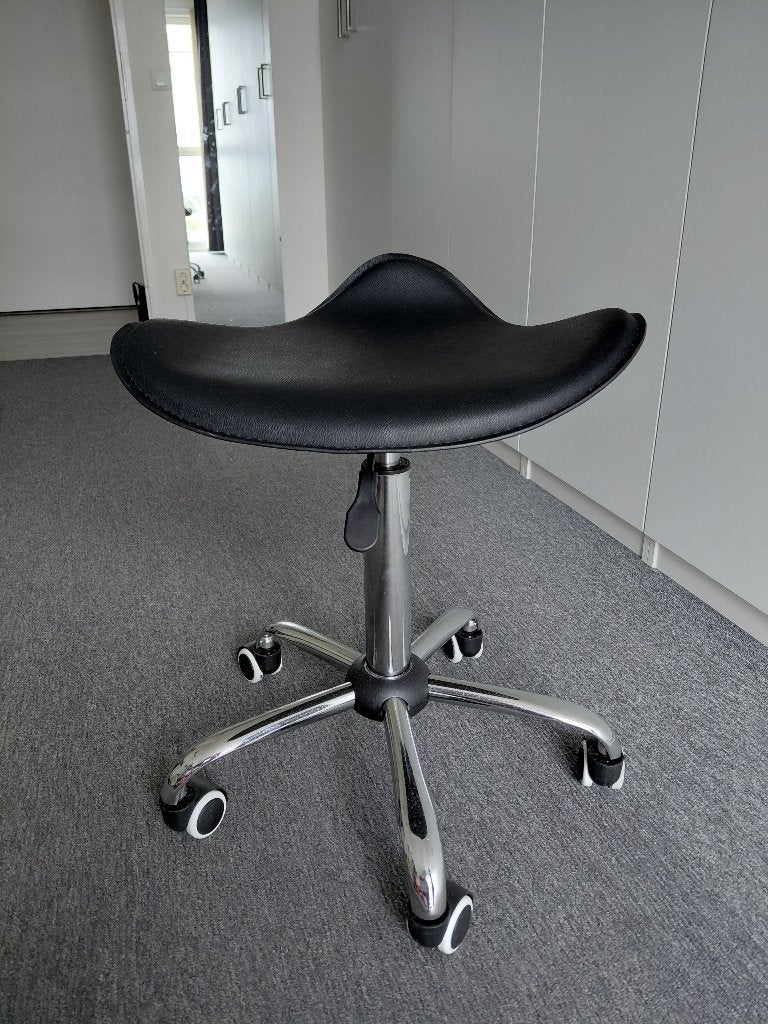 Ergonomische tabouret op wieltjes., Huis en Inrichting, Barkrukken, Ophalen, Zo goed als nieuw, In hoogte verstelbaar, 1 kruk
