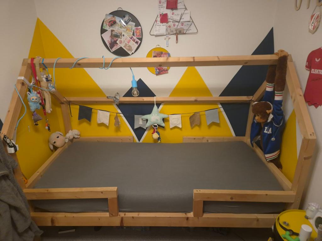 'Huis'bed 90x200 incl. elektrisch verstelbare lattenbodem, Ophalen, 85 tot 100 cm, Zo goed als nieuw, Lattenbodem