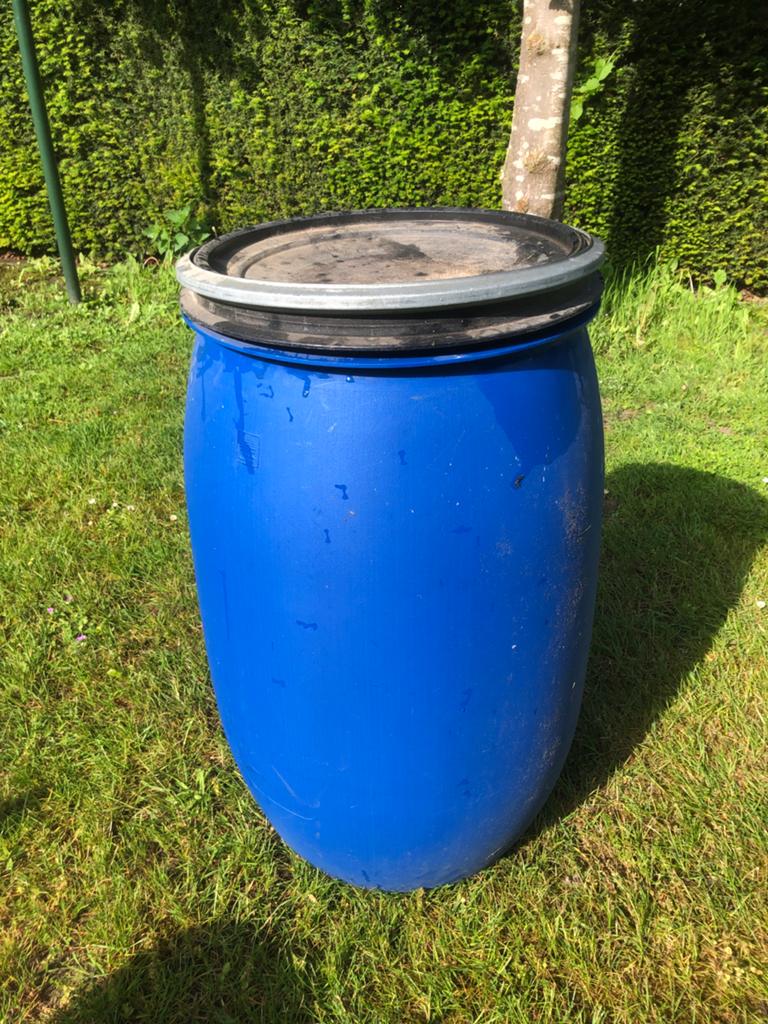 Blauwe regenton met deksel - Gebruikt, Tuin en Terras, Regentonnen, 150 liter of meer, Ophalen, Gebruikt, Kunststof
