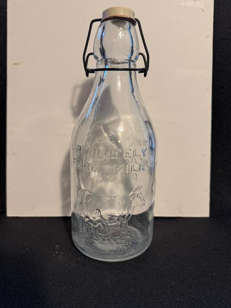 Oude glazen beugelmelkfles Afm: (Hoogte) 27 cm., Ophalen of Verzenden