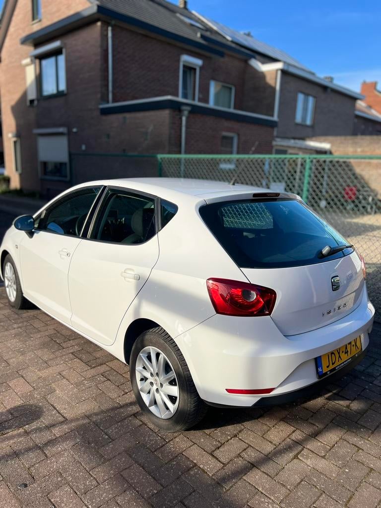 Seat Ibiza 1.2 70pk 2013 Wit, Voorwielaandrijving, 1198 cc, Handgeschakeld, 19 km/l