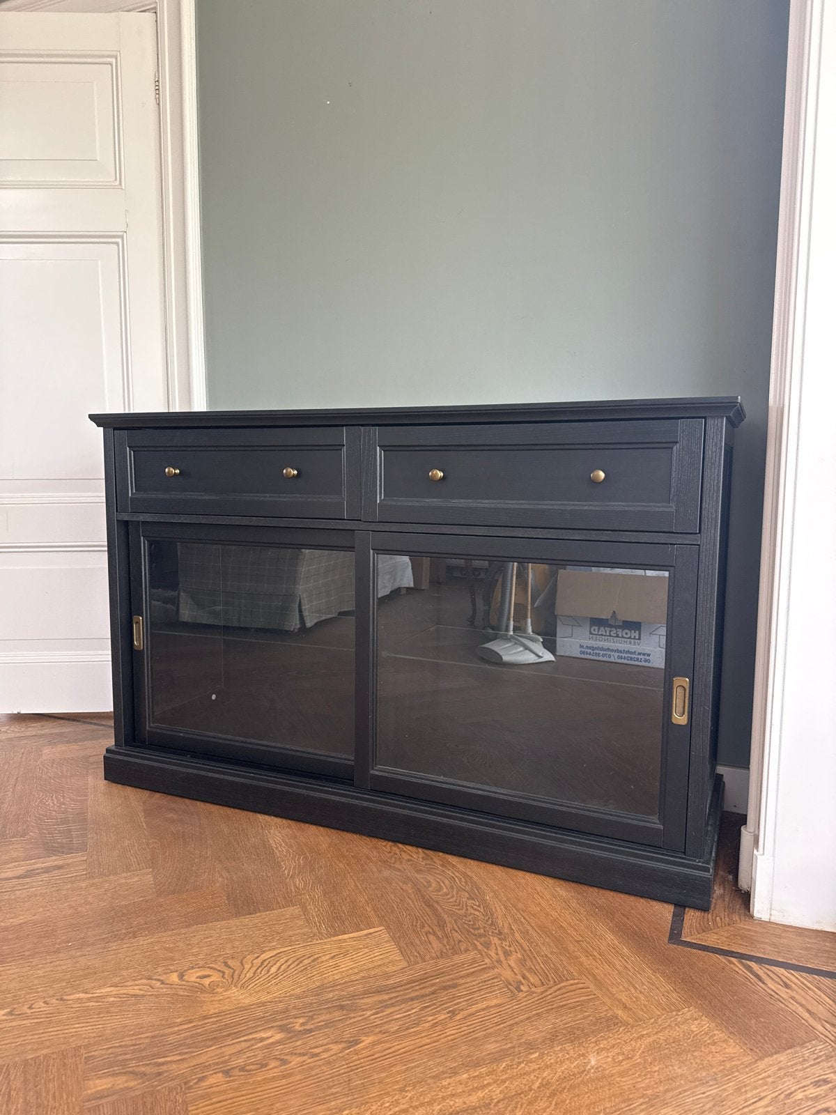 Zwart dressoir met lades en glazen schuifdeuren/vitrinekast, Ophalen, Gebruikt, 100 tot 150 cm, Klassiek
