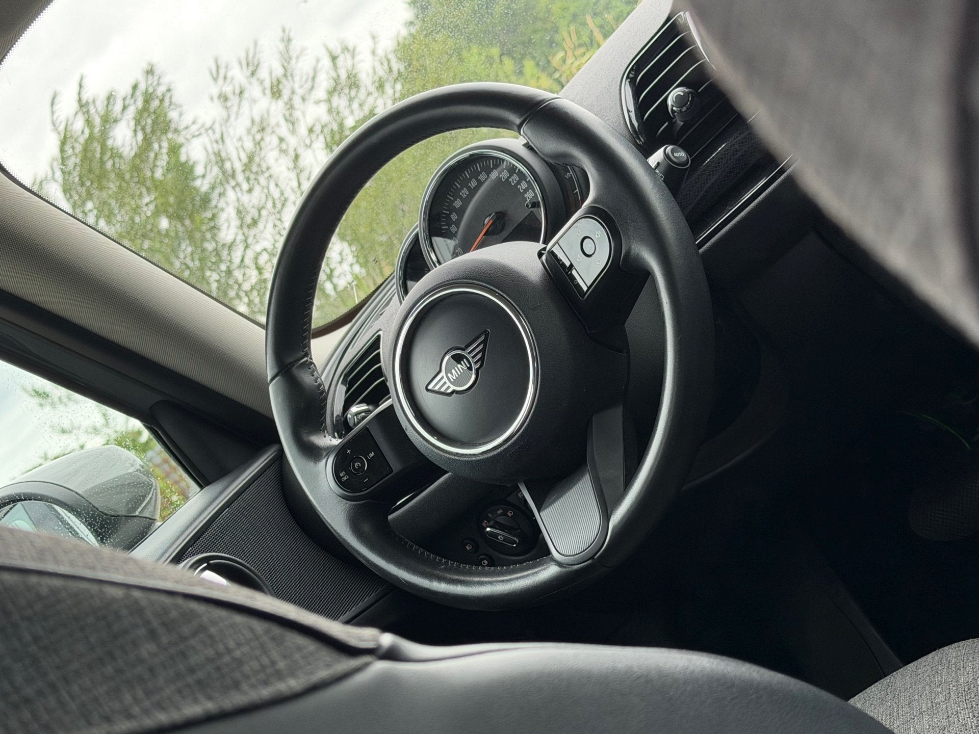Mini Clubman 1.5 One Business Edition Automaat - Moonwalk Gr, Auto's, Stof, Gebruikt, 715 kg, Automatische klimaatregeling