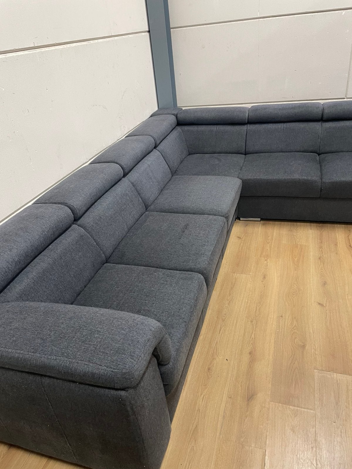 Foto 3 van Mooie luxe grijze hoekbank met hoofdsteunen - GEREINIGD!!!