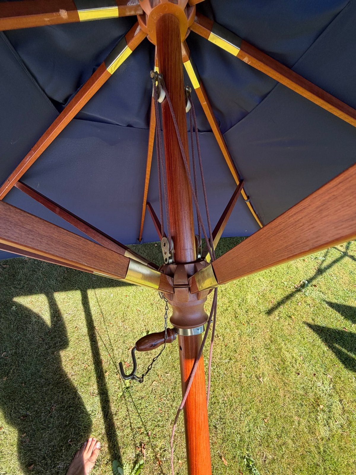 Parasol met houten frame en donkerblauw doek, Ophalen, Gebruikt, 3 tot 4 meter, Stokparasol