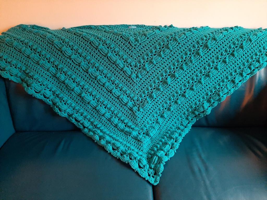 Gehaakte omslagdoek., Kleding | Dames, Truien en Vesten, Ophalen of Verzenden, Nieuw, Maat 46/48 (XL) of groter, Blauw