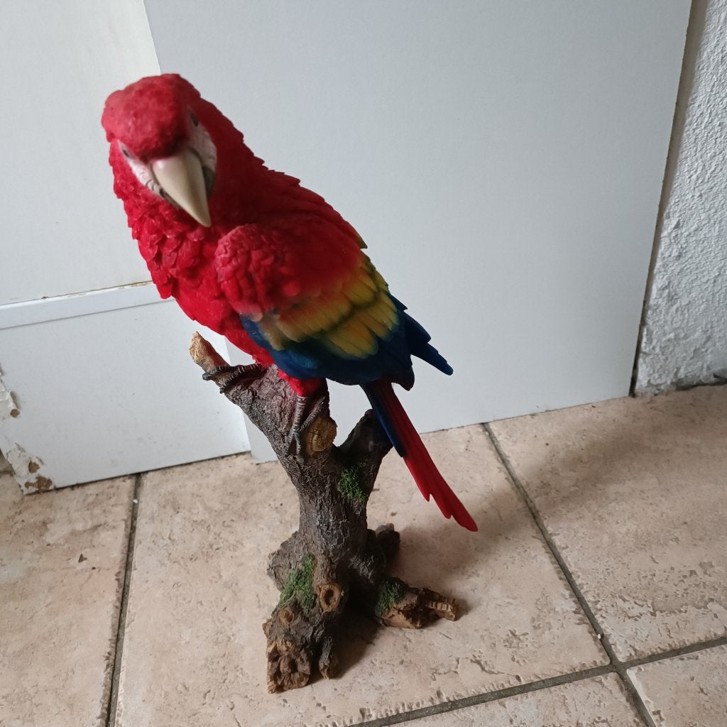papegaai beeld ara rood op boomstronk vogel 40 cm, Verzamelen, Beelden en Beeldjes, Ophalen of Verzenden, Nieuw, Dier